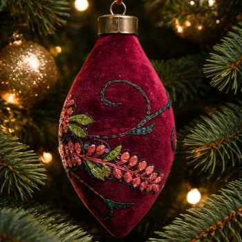 Baker Street Christmas Collection Red velvet with embroidery teardrop 12cm
